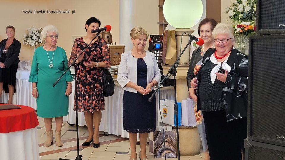 Na zdjęciu: zdjęcie ze spotkania członków Powiatowego Stowarzyszenia Emerytów, Rencistów i Inwalidów w Tomaszowie Mazowieckim, z okazji Światowego Dnia Seniora, które odbyło się w czwartek, 7 października 2021 roku, w Zajeździe Janosik w Zawadzie