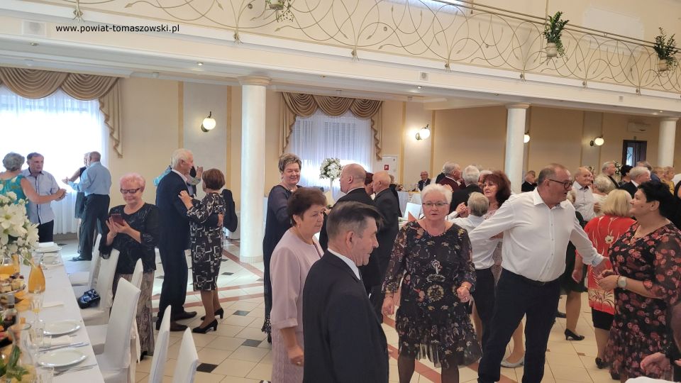 Na zdjęciu: zdjęcie ze spotkania członków Powiatowego Stowarzyszenia Emerytów, Rencistów i Inwalidów w Tomaszowie Mazowieckim, z okazji Światowego Dnia Seniora, które odbyło się w czwartek, 7 października 2021 roku, w Zajeździe Janosik w Zawadzie