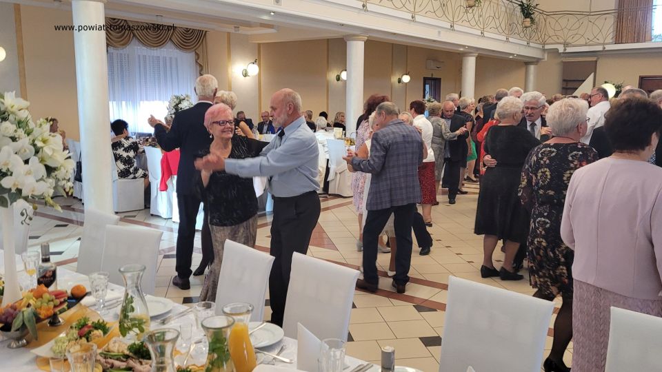 Na zdjęciu: zdjęcie ze spotkania członków Powiatowego Stowarzyszenia Emerytów, Rencistów i Inwalidów w Tomaszowie Mazowieckim, z okazji Światowego Dnia Seniora, które odbyło się w czwartek, 7 października 2021 roku, w Zajeździe Janosik w Zawadzie