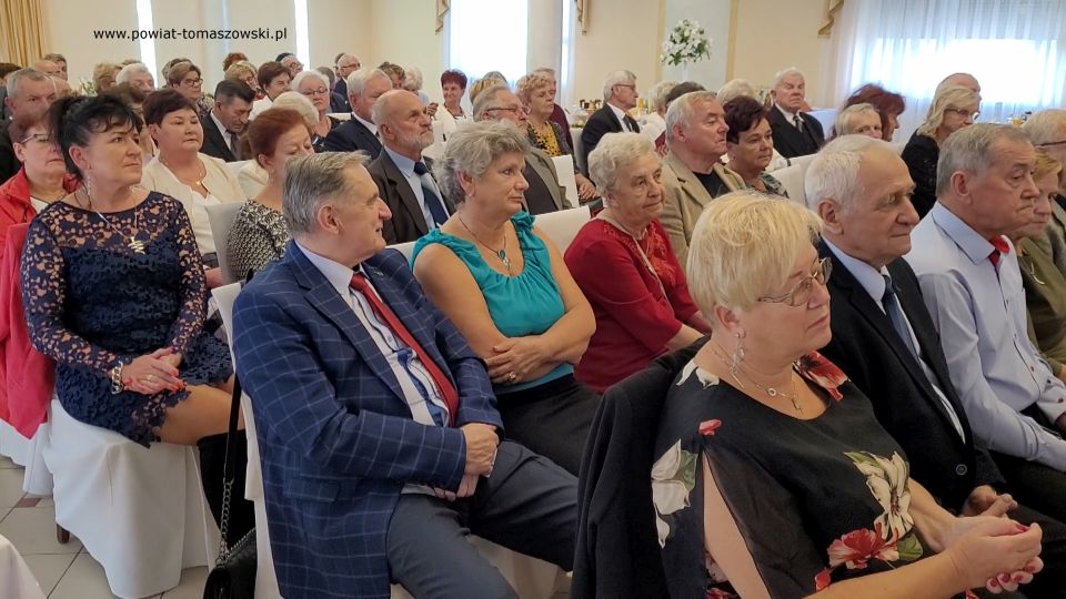 Na zdjęciu: zdjęcie ze spotkania członków Powiatowego Stowarzyszenia Emerytów, Rencistów i Inwalidów w Tomaszowie Mazowieckim, z okazji Światowego Dnia Seniora, które odbyło się w czwartek, 7 października 2021 roku, w Zajeździe Janosik w Zawadzie