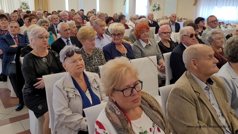 Na zdjęciu: zdjęcie ze spotkania członków Powiatowego Stowarzyszenia Emerytów, Rencistów i Inwalidów w Tomaszowie Mazowieckim, z okazji Światowego Dnia Seniora, które odbyło się w czwartek, 7 października 2021 roku, w Zajeździe Janosik w Zawadzie
