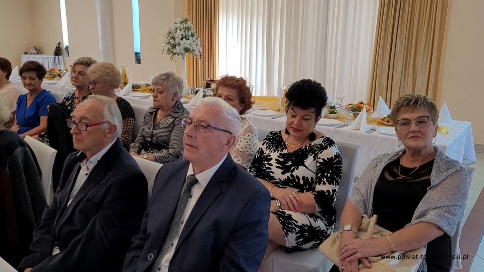 Na zdjęciu: zdjęcie ze spotkania członków Powiatowego Stowarzyszenia Emerytów, Rencistów i Inwalidów w Tomaszowie Mazowieckim, z okazji Światowego Dnia Seniora, które odbyło się w czwartek, 7 października 2021 roku, w Zajeździe Janosik w Zawadzie