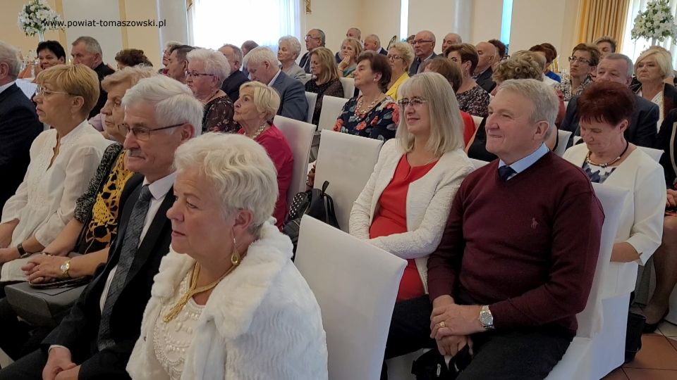 Na zdjęciu: zdjęcie ze spotkania członków Powiatowego Stowarzyszenia Emerytów, Rencistów i Inwalidów w Tomaszowie Mazowieckim, z okazji Światowego Dnia Seniora, które odbyło się w czwartek, 7 października 2021 roku, w Zajeździe Janosik w Zawadzie