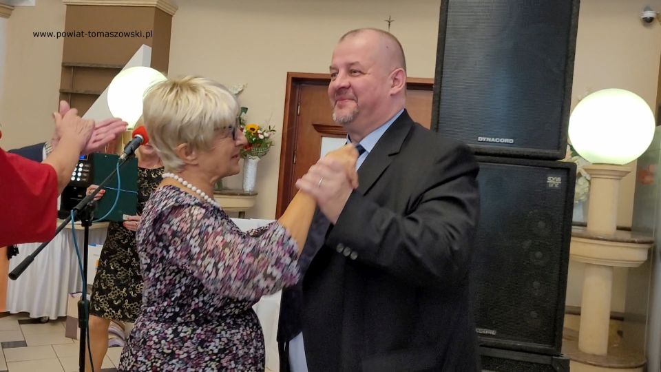 Na zdjęciu: zdjęcie ze spotkania członków Powiatowego Stowarzyszenia Emerytów, Rencistów i Inwalidów w Tomaszowie Mazowieckim, z okazji Światowego Dnia Seniora, które odbyło się w czwartek, 7 października 2021 roku, w Zajeździe Janosik w Zawadzie