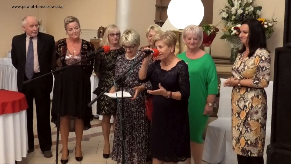 Na zdjęciu: zdjęcie ze spotkania członków Powiatowego Stowarzyszenia Emerytów, Rencistów i Inwalidów w Tomaszowie Mazowieckim, z okazji Światowego Dnia Seniora, które odbyło się w czwartek, 7 października 2021 roku, w Zajeździe Janosik w Zawadzie
