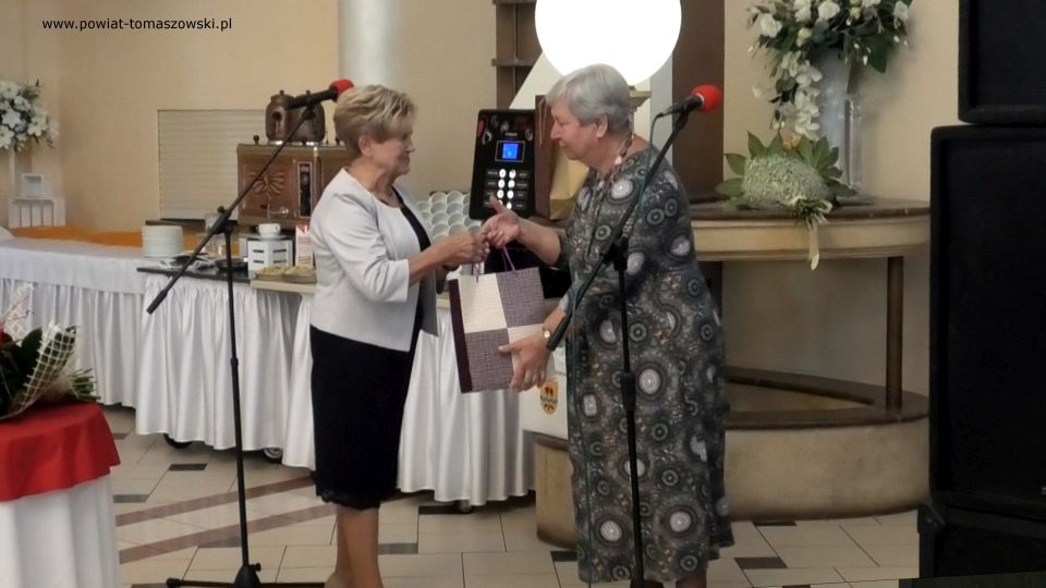 Na zdjęciu: zdjęcie ze spotkania członków Powiatowego Stowarzyszenia Emerytów, Rencistów i Inwalidów w Tomaszowie Mazowieckim, z okazji Światowego Dnia Seniora, które odbyło się w czwartek, 7 października 2021 roku, w Zajeździe Janosik w Zawadzie