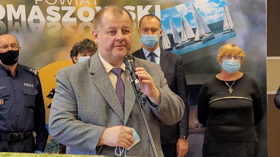  Na zdjęciu: zdjęcie z konferencji prasowej, dotyczącej sytuacji epidemiologicznej COVID-19 w powiecie tomaszowskim, która odbyła się we wtorek, 9 listopada 2021 roku, w sali konferencyjnej  w Starostwie Powiatowym w Tomaszowie Mazowieckim