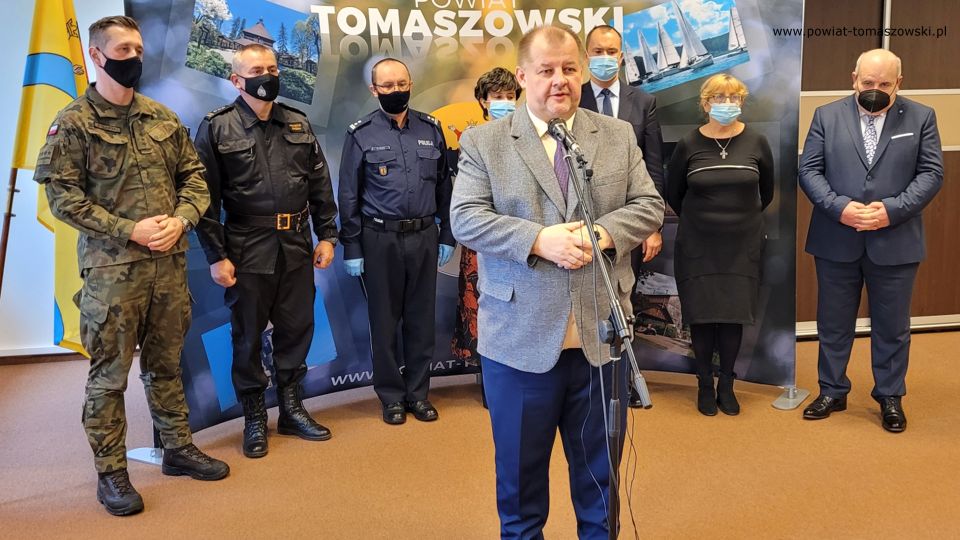  Na zdjęciu: zdjęcie z konferencji prasowej, dotyczącej sytuacji epidemiologicznej COVID-19 w powiecie tomaszowskim, która odbyła się we wtorek, 9 listopada 2021 roku, w sali konferencyjnej  w Starostwie Powiatowym w Tomaszowie Mazowieckim