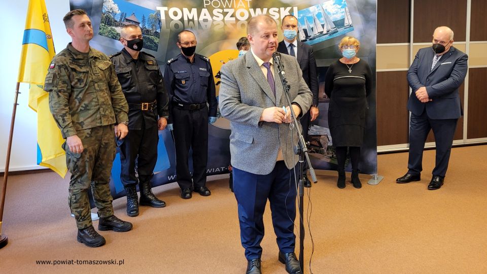 Na zdjęciu: zdjęcie z konferencji prasowej, dotyczącej sytuacji epidemiologicznej COVID-19 w powiecie tomaszowskim, która odbyła się we wtorek, 9 listopada 2021 roku, w sali konferencyjnej  w Starostwie Powiatowym w Tomaszowie Mazowieckim
