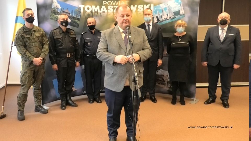  Na zdjęciu: zdjęcie z konferencji prasowej, dotyczącej sytuacji epidemiologicznej COVID-19 w powiecie tomaszowskim, która odbyła się we wtorek, 9 listopada 2021 roku, w sali konferencyjnej  w Starostwie Powiatowym w Tomaszowie Mazowieckim