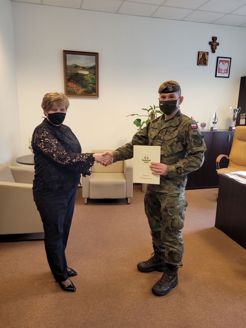 Na zdjęciu: Elżbieta Łojszczyk – członek Zarządu Powiatu Tomaszowskiego i płk Marcin Siudziński – zastępca dowódcy 9. Łódzkiej Brygady Wojsk Obrony Terytorialnej im. gen. bryg. Stanisława Sojczyńskiego ps. „Warszyc”, podczas podziękowań za współpracę, zaangażowanie i pomoc okazaną na rzecz mieszkańców powiatu tomaszowskiego w czasie pandemii COVID – 19.