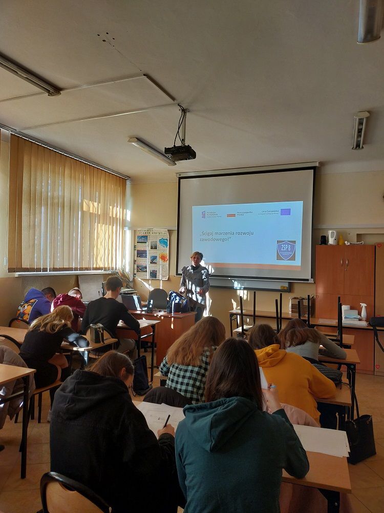 Na zdjęciu: uczestnicy z ZSP nr 8 w Tomaszowie Mazowieckim, III projektu „Ścigaj marzenia rozwoju zawodowego” realizowanego  ze środków Europejskiego Funduszu Społecznego, Programu Operacyjnego Wiedza Edukacja Rozwój w ramach projektu  "Międzynarodowa mobilność edukacyjna uczniów i absolwentów oraz kadry kształcenia zawodowego" , podczas przygotowań do wyjazdu do Hiszpanii