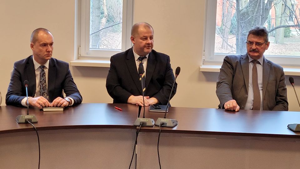 Na zdjęciu: uczestnicy spotkania, które odbyło się w Sali konferencyjnej Starostwa Powiatowego w  Tomaszowie Mazowieckim w środę, 9 marca 2022 roku, w sprawie koordynacji działań związanych z pomocą uchodźcom i ofiarom wojny w Ukrainie