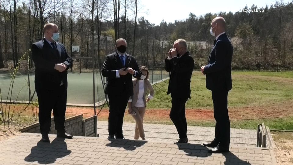 Na zdjęciu: od lewej: Mariusz Węgrzynowski – Starosta Powiatu Tomaszowskiego, Waldemar Flajszer – Łódzki Kurator Oświaty, Martyna Wojciechowska – radna Rady Powiatu Tomaszowskiego, Marian Holak – Wójt Gminy Budziszewice, Dariusz Misztal – Wójt Gminy Będków, na terenie  Szkoły Podstawowej w Budziszewicach, podczas wizyty z Kuratorium Oświaty w Łodzi