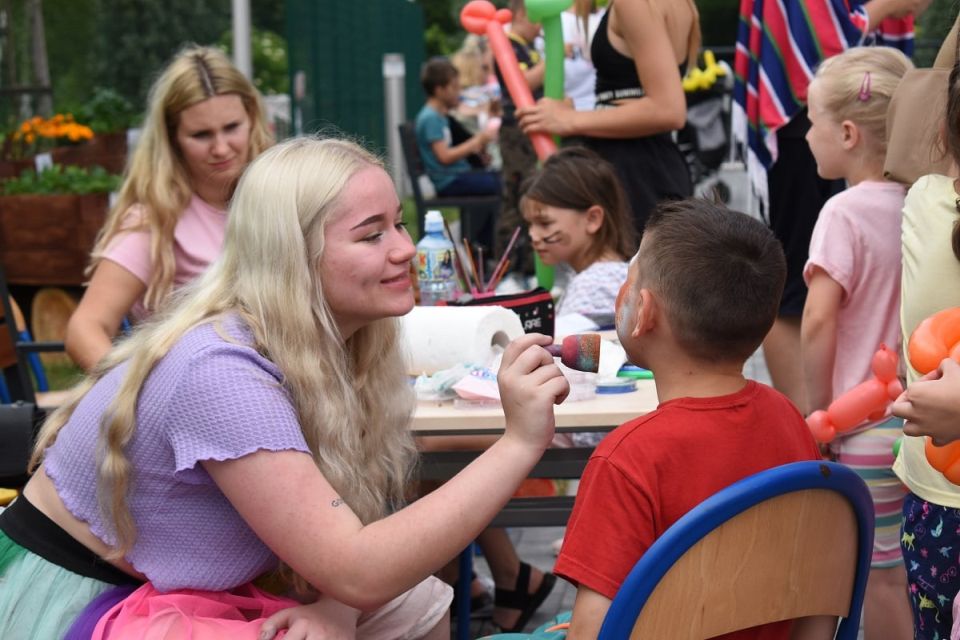 zdjęcie z Biesiady Świętojańskiej, która odbyła się 23 czerwca 2021 roku, zorganizowana przez Powiatowe Centrum Animacji Społecznej w  Tomaszowie Mazowieckim