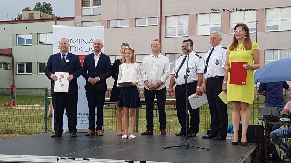 Na zdjęciu: Mariusz Węgrzynowski – Starosta Powiatu Tomaszowskiego, Martyna Wojciechowska – radna Rady Powiatu Tomaszowskiego, Dariusz Misztal – Wójt gminy Będków i Jarosław Błoch – przewodniczący Rady Gminy w Będkowie, wręczają nagrody laureatom konkursów pożarniczych, podczas festynu w Będkowie „Piknik z Reymontem”, który odbył się w sobotę, 24 lipca 2021 roku