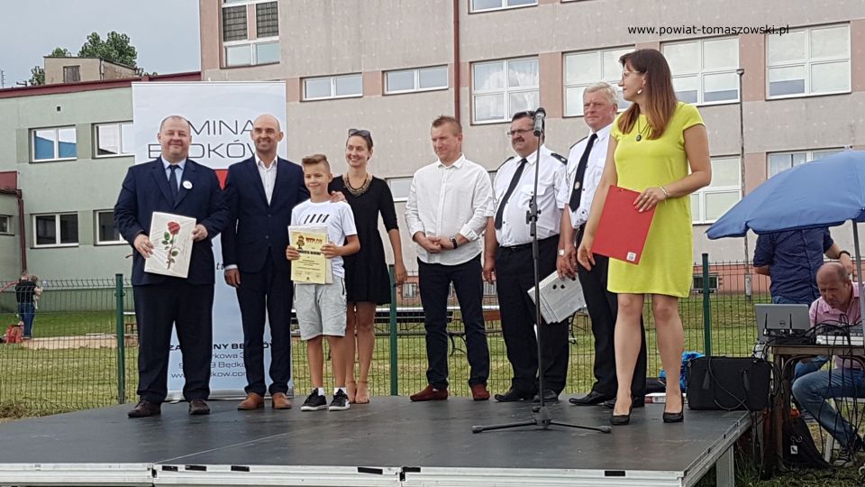 Na zdjęciu: Mariusz Węgrzynowski – Starosta Powiatu Tomaszowskiego, Martyna Wojciechowska – radna Rady Powiatu Tomaszowskiego, Dariusz Misztal – Wójt gminy Będków i Jarosław Błoch – przewodniczący Rady Gminy w Będkowie, wręczają nagrody laureatom konkursów pożarniczych, podczas festynu w Będkowie „Piknik z Reymontem”, który odbył się w sobotę, 24 lipca 2021 roku