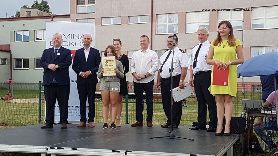 Na zdjęciu: Mariusz Węgrzynowski – Starosta Powiatu Tomaszowskiego, Martyna Wojciechowska – radna Rady Powiatu Tomaszowskiego, Dariusz Misztal – Wójt gminy Będków i Jarosław Błoch – przewodniczący Rady Gminy w Będkowie, wręczają nagrody laureatom konkursów pożarniczych, podczas festynu w Będkowie „Piknik z Reymontem”, który odbył się w sobotę, 24 lipca 2021 roku