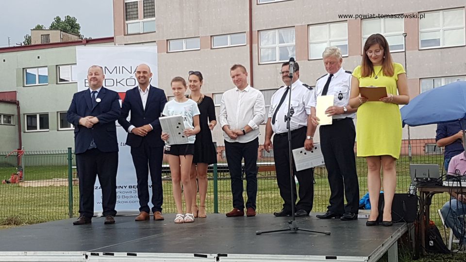 Na zdjęciu: Mariusz Węgrzynowski – Starosta Powiatu Tomaszowskiego, Martyna Wojciechowska – radna Rady Powiatu Tomaszowskiego, Dariusz Misztal – Wójt gminy Będków i Jarosław Błoch – przewodniczący Rady Gminy w Będkowie, wręczają nagrody laureatom konkursów pożarniczych, podczas festynu w Będkowie „Piknik z Reymontem”, który odbył się w sobotę, 24 lipca 2021 roku