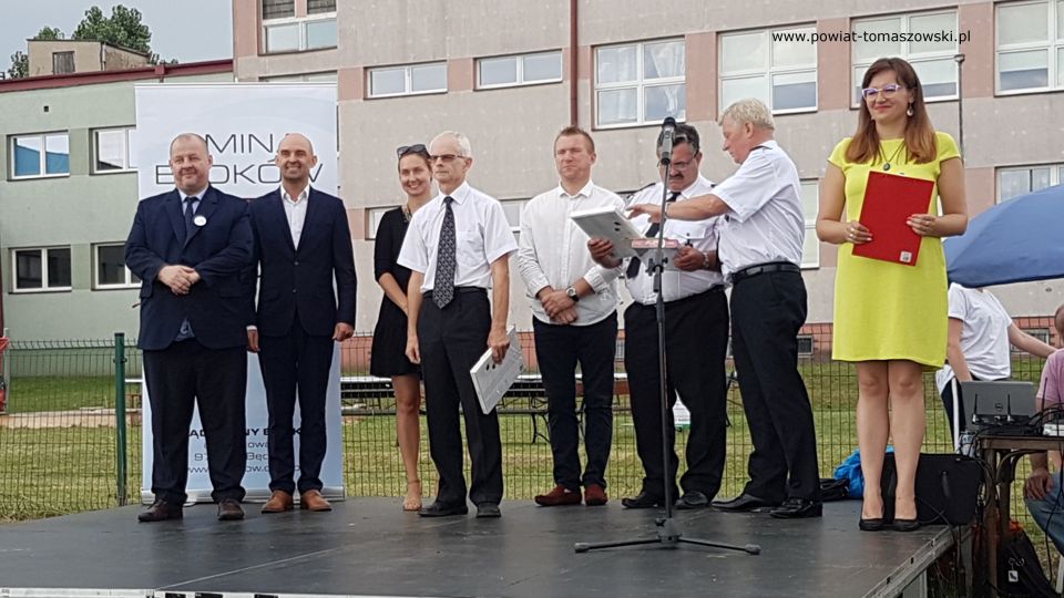 Na zdjęciu: Mariusz Węgrzynowski – Starosta Powiatu Tomaszowskiego, Martyna Wojciechowska – radna Rady Powiatu Tomaszowskiego, Dariusz Misztal – Wójt gminy Będków i Jarosław Błoch – przewodniczący Rady Gminy w Będkowie, wręczają nagrody laureatom konkursów pożarniczych, podczas festynu w Będkowie „Piknik z Reymontem”, który odbył się w sobotę, 24 lipca 2021 roku
