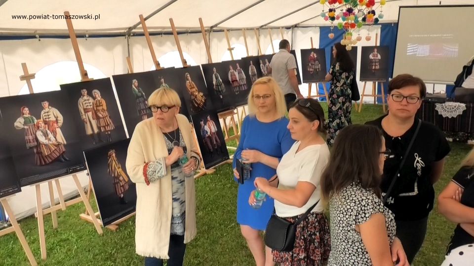 Na zdjęciu: stoisko Stowarzyszenia Step by Step z Lubochni, podczas festynu w Będkowie „Piknik z Reymontem”, który odbył się w sobotę, 24 lipca 2021 roku