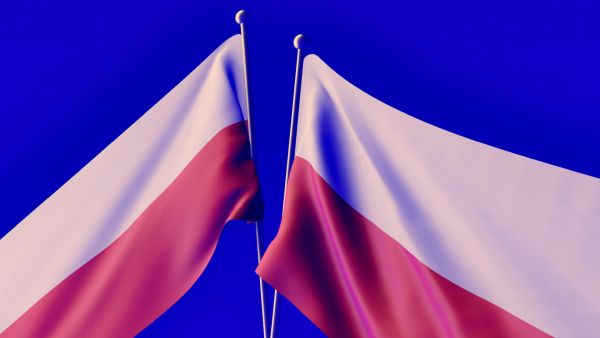 Na zdjęciu: dwie biało-czerwone flagi państwowe