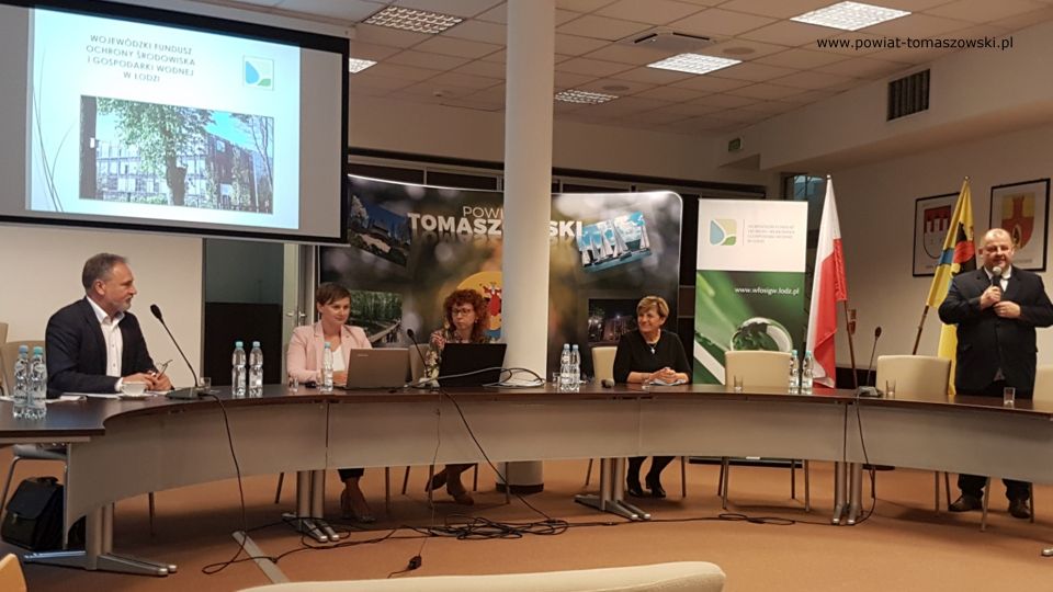 Na zdjęciu: zdjęcie ze spotkania z przedstawicielami Wojewódzkiego Funduszu Ochrony Środowiska i Gospodarki Wodnej w Łodzi, które odbyło się 4 sierpnia 2021 roku w sali konferencyjnej w Starostwie Powiatowym