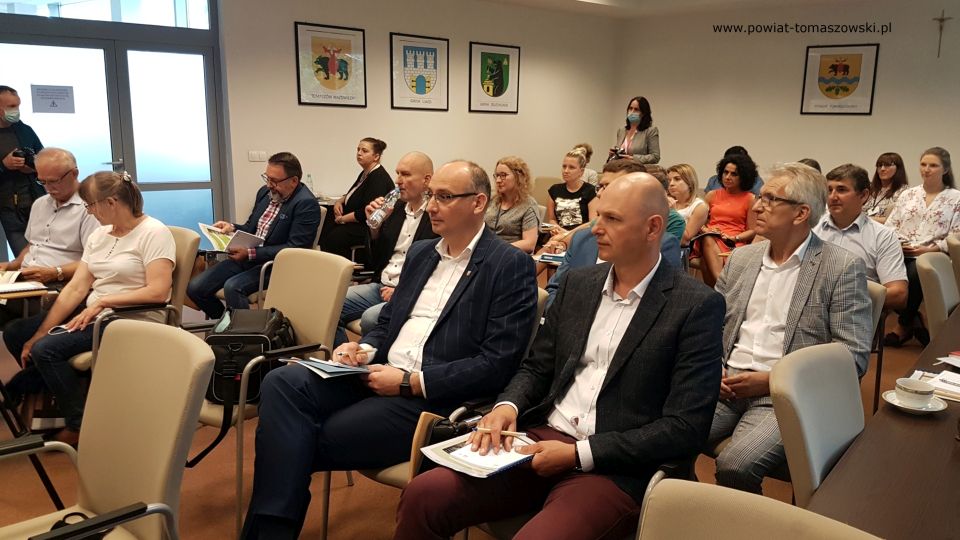 Na zdjęciu: zdjęcie ze spotkania z przedstawicielami Wojewódzkiego Funduszu Ochrony Środowiska i Gospodarki Wodnej w Łodzi, które odbyło się 4 sierpnia 2021 roku w sali konferencyjnej w Starostwie Powiatowym
