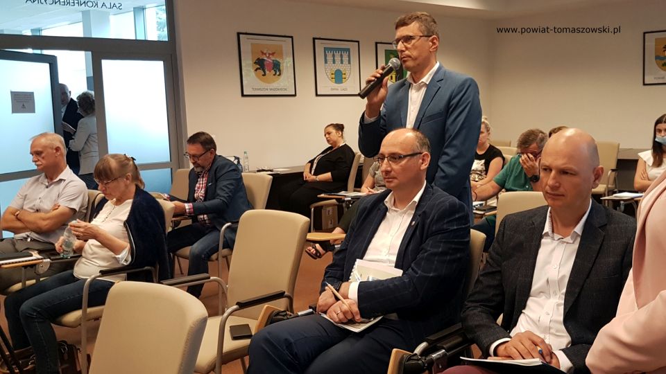 Na zdjęciu: zdjęcie ze spotkania z przedstawicielami Wojewódzkiego Funduszu Ochrony Środowiska i Gospodarki Wodnej w Łodzi, które odbyło się 4 sierpnia 2021 roku w sali konferencyjnej w Starostwie Powiatowym