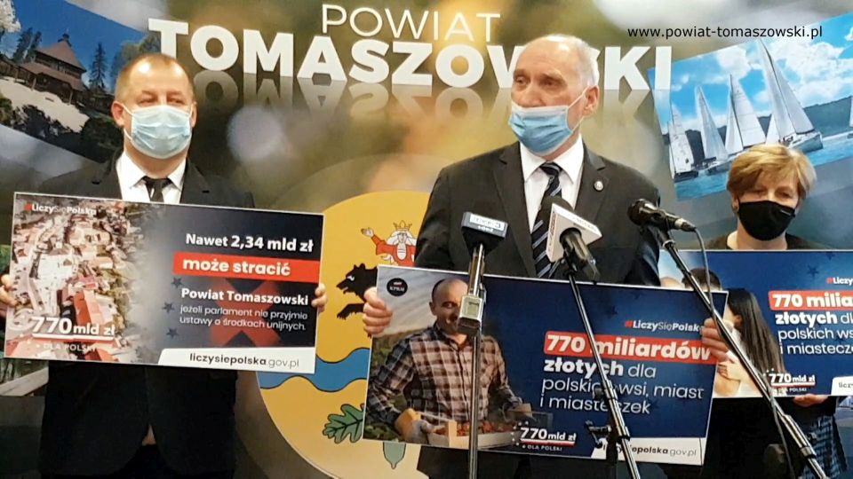 Na zdjęciu: od prawej: Elżbieta Łojszczyk – członek Zarządu Powiatu Tomaszowskiego, Antoni Macierewicz – Marszałek Senior IX kadencji Sejmu RP, Mariusz Węgrzynowski – Starosta Powiatu Tomaszowskiego, podczas konferencji prasowej poświęconej Krajowemu Funduszowi Odbudowy