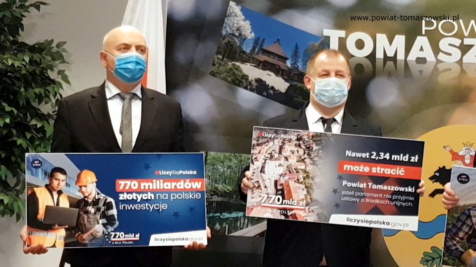 Na zdjęciu: od prawej: Mariusz Węgrzynowski – Starosta Powiatu Tomaszowskiego, Janusz Ciesielski – radny Sejmiku Województwa Łódzkiego, podczas konferencji prasowej poświęconej Krajowemu Funduszowi Odbudowy