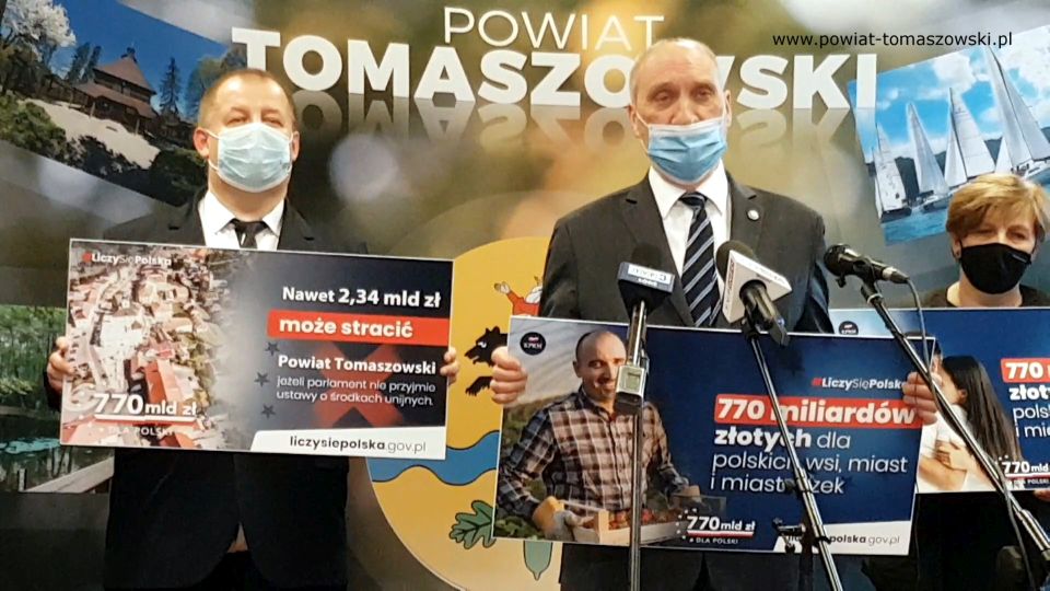 Na zdjęciu: od prawej: Elżbieta Łojszczyk – członek Zarządu Powiatu Tomaszowskiego, Antoni Macierewicz – Marszałek Senior IX kadencji Sejmu RP, Mariusz Węgrzynowski – Starosta Powiatu Tomaszowskiego, podczas konferencji prasowej poświęconej Krajowemu Funduszowi Odbudowy