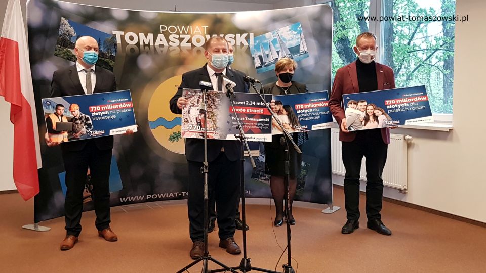 Na zdjęciu: od prawej: Robert Telus - Poseł na Sejm RP, Elżbieta Łojszczyk – członek Zarządu Powiatu Tomaszowskiego, Mariusz Węgrzynowski – Starosta Powiatu Tomaszowskiego, Janusz Ciesielski – radny Sejmiku Województwa Łódzkiego, podczas konferencji prasowej poświęconej Krajowemu Funduszowi Odbudowy