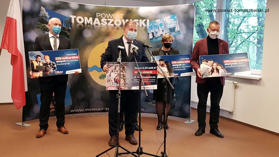 Na zdjęciu: od prawej: Robert Telus - Poseł na Sejm RP, Elżbieta Łojszczyk – członek Zarządu Powiatu Tomaszowskiego, Mariusz Węgrzynowski – Starosta Powiatu Tomaszowskiego, Janusz Ciesielski – radny Sejmiku Województwa Łódzkiego, podczas konferencji prasowej poświęconej Krajowemu Funduszowi Odbudowy