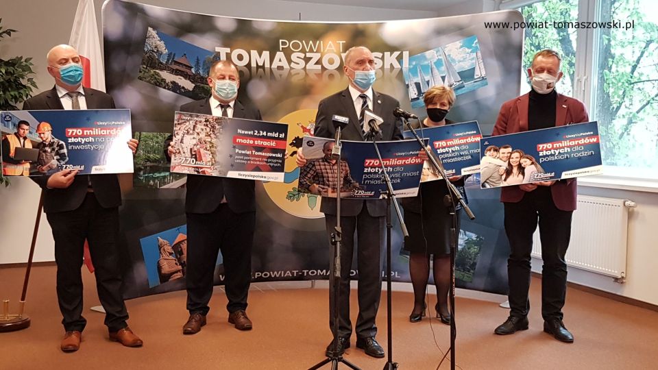 Na zdjęciu: od prawej: Robert Telus - Poseł na Sejm RP, Elżbieta Łojszczyk – członek Zarządu Powiatu Tomaszowskiego, Antoni Macierewicz – Marszałek Senior IX kadencji Sejmu RP, Mariusz Węgrzynowski – Starosta Powiatu Tomaszowskiego, Janusz Ciesielski – radny Sejmiku Województwa Łódzkiego, podczas konferencji prasowej poświęconej Krajowemu Funduszowi Odbudowy