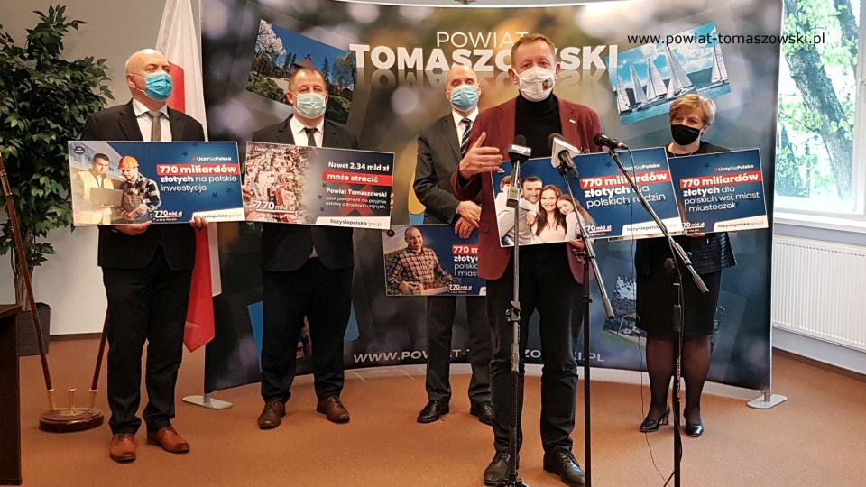 Na zdjęciu: od prawej: Elżbieta Łojszczyk – członek Zarządu Powiatu Tomaszowskiego, Robert Telus - Poseł na Sejm RP, Antoni Macierewicz – Marszałek Senior IX kadencji Sejmu RP, Mariusz Węgrzynowski – Starosta Powiatu Tomaszowskiego, Janusz Ciesielski – radny Sejmiku Województwa Łódzkiego, podczas konferencji prasowej poświęconej Krajowemu Funduszowi Odbudowy