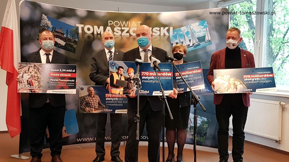 Na zdjęciu: od prawej: Robert Telus - Poseł na Sejm RP, Elżbieta Łojszczyk – członek Zarządu Powiatu Tomaszowskiego, Janusz Ciesielski – radny Sejmiku Województwa Łódzkiego, Antoni Macierewicz – Marszałek Senior IX kadencji Sejmu RP, Mariusz Węgrzynowski – Starosta Powiatu Tomaszowskiego, podczas konferencji prasowej poświęconej Krajowemu Funduszowi Odbudowy