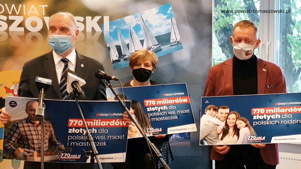 Na zdjęciu: od prawej: Robert Telus - Poseł na Sejm RP, Elżbieta Łojszczyk – członek Zarządu Powiatu Tomaszowskiego, Antoni Macierewicz – Marszałek Senior IX kadencji Sejmu RP, podczas konferencji prasowej poświęconej Krajowemu Funduszowi Odbudowy