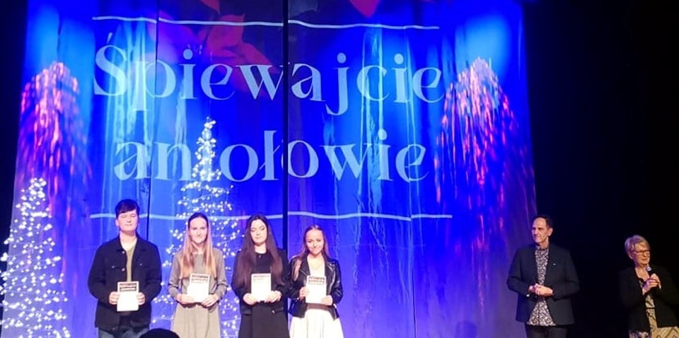 Na zdjęciu: uczestnicy sekcji wokalnej i gitarowej, działających w Powiatowym Centrum Animacji Społecznej, podczas Konkursu Kolęd i Pastorałek pt. „Śpiewajcie Anioły” organizowanym przez Miejski Dom Kultury im. Danuty Siedzikówny INKI w Rawie Mazowieckiej