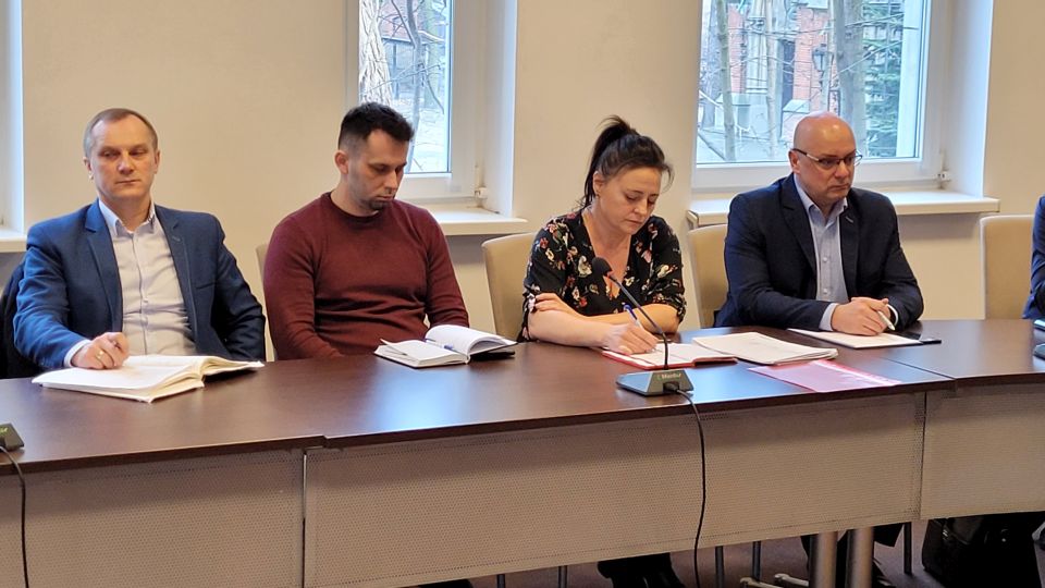 Na zdjęciu: uczestnicy spotkania, które odbyło się w Sali konferencyjnej Starostwa Powiatowego w  Tomaszowie Mazowieckim w środę, 9 marca 2022 roku, w sprawie koordynacji działań związanych z pomocą uchodźcom i ofiarom wojny w Ukrainie