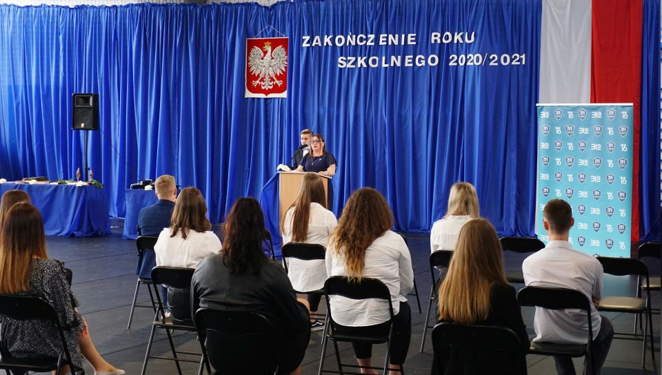 Na zdjęciu: zakończenie roku szkolnego dla uczniów klas trzecich III Liceum Ogólnokształcącego w Tomaszowie Mazowieckim i klas czwartych Technikum przy ZSP nr 8 w Tomaszowie Mazowieckim, przy ulicy Nadrzecznej