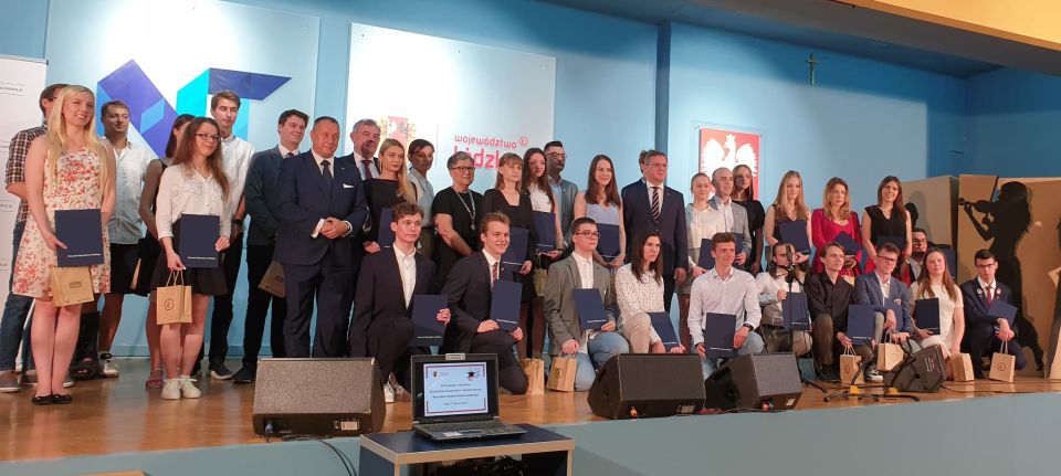 Na zdjęciu: uczestnicy uroczystości wręczenia stypendiów Marszałka Województwa Łódzkiego najlepszym uczniom i studentom, która odbyła się w Łodzi w poniedziałek, 27 czerwca 2022 roku, 