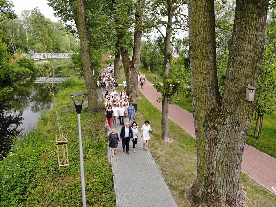 zdjęcie z Biesiady Świętojańskiej, która odbyła się 23 czerwca 2021 roku, zorganizowana przez Powiatowe Centrum Animacji Społecznej w  Tomaszowie Mazowieckim
