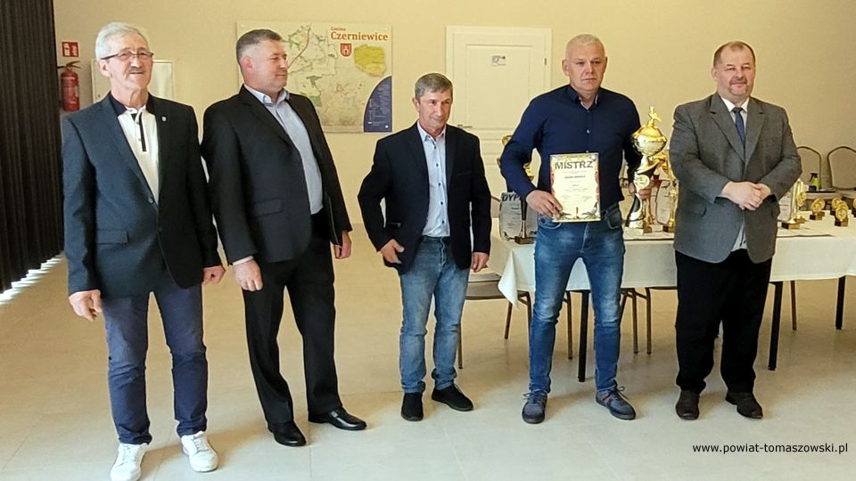 Na zdjęciu: zdjęcie z podsumowanie sezonu lotowego 2021 Polskiego Związki Hodowców Gołębi Pocztowych Sekcji 3 – Lubochnia, które odbyło się w sobotę, 22 października 2021 roku, w Czerniewicach