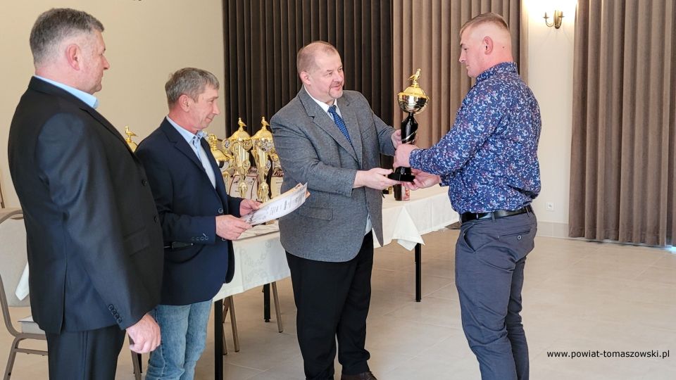 Na zdjęciu: zdjęcie z podsumowanie sezonu lotowego 2021 Polskiego Związki Hodowców Gołębi Pocztowych Sekcji 3 – Lubochnia, które odbyło się w sobotę, 22 października 2021 roku, w Czerniewicach