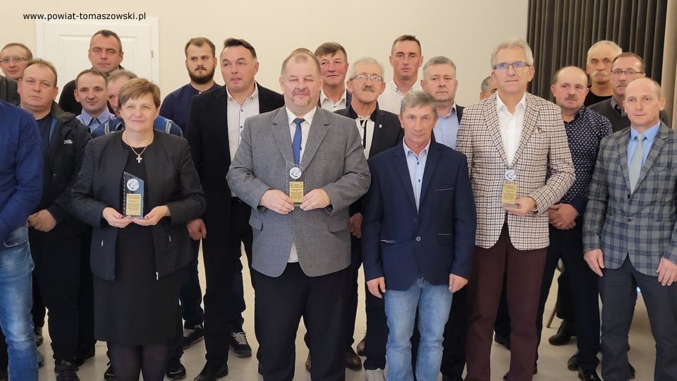 Na zdjęciu: zdjęcie z podsumowanie sezonu lotowego 2021 Polskiego Związki Hodowców Gołębi Pocztowych Sekcji 3 – Lubochnia, które odbyło się w sobotę, 22 października 2021 roku, w Czerniewicach