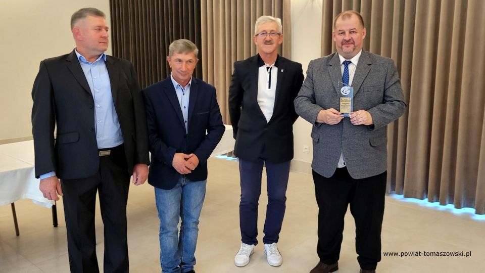 Na zdjęciu: zdjęcie z podsumowanie sezonu lotowego 2021 Polskiego Związki Hodowców Gołębi Pocztowych Sekcji 3 – Lubochnia, które odbyło się w sobotę, 22 października 2021 roku, w Czerniewicach