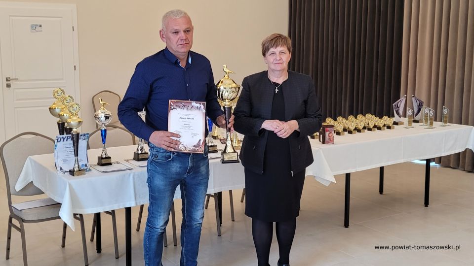 Na zdjęciu: zdjęcie z podsumowanie sezonu lotowego 2021 Polskiego Związki Hodowców Gołębi Pocztowych Sekcji 3 – Lubochnia, które odbyło się w sobotę, 22 października 2021 roku, w Czerniewicach