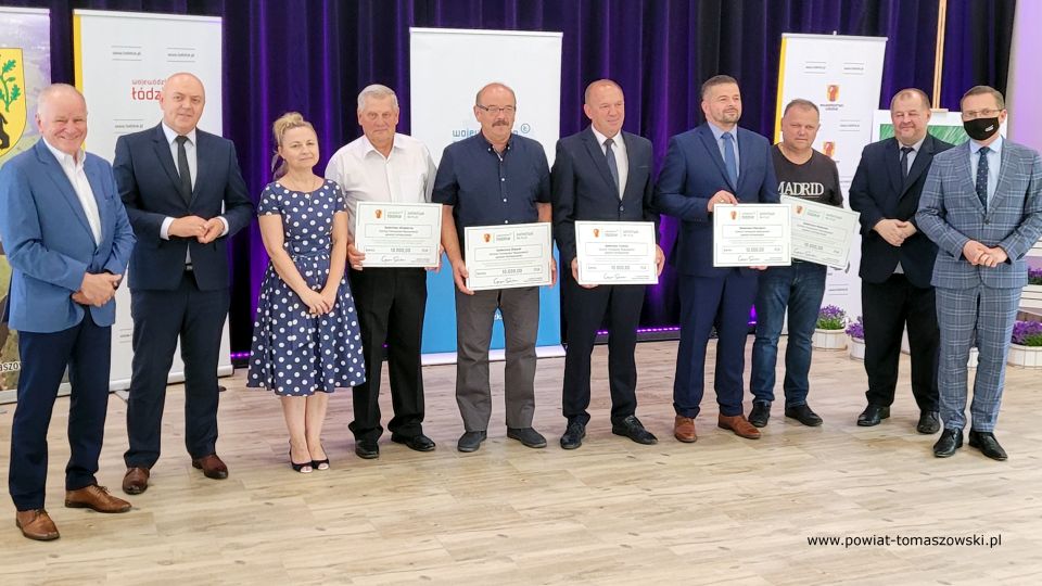 Na zdjęciu: zdjęcie z wręczania przez:  Zbigniewa Ziembę – Wicemarszałka Województwa Łódzkiego, Ewę Wendrowską i Janusza Ciesielskiego – radnych Sejmiku Województwa Łódzkiego i Mariusza Węgrzynowskiego – Starostę Powiatu Tomaszowskiego, grantów sołeckich "Sołectwo na plus", przyznanych przez Urząd Marszałkowski w Łodzi dla sołectw z powiatu tomaszowskiego. uroczystość odbyła się 8 lipca 2021 roku w Gminnym Domu Kultury w Wiadernie, gmina Tomaszów Mazowiecki 