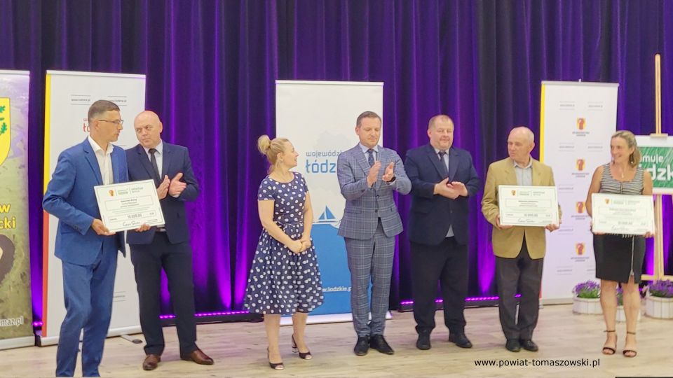 Na zdjęciu: zdjęcie z wręczania przez:  Zbigniewa Ziembę – Wicemarszałka Województwa Łódzkiego, Ewę Wendrowską i Janusza Ciesielskiego – radnych Sejmiku Województwa Łódzkiego i Mariusza Węgrzynowskiego – Starostę Powiatu Tomaszowskiego, grantów sołeckich "Sołectwo na plus", przyznanych przez Urząd Marszałkowski w Łodzi dla sołectw z powiatu tomaszowskiego. uroczystość odbyła się 8 lipca 2021 roku w Gminnym Domu Kultury w Wiadernie, gmina Tomaszów Mazowiecki 